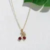 قلادة "الكرز المتلألئ" باللون الأحمر الياقوتي والذهبي.